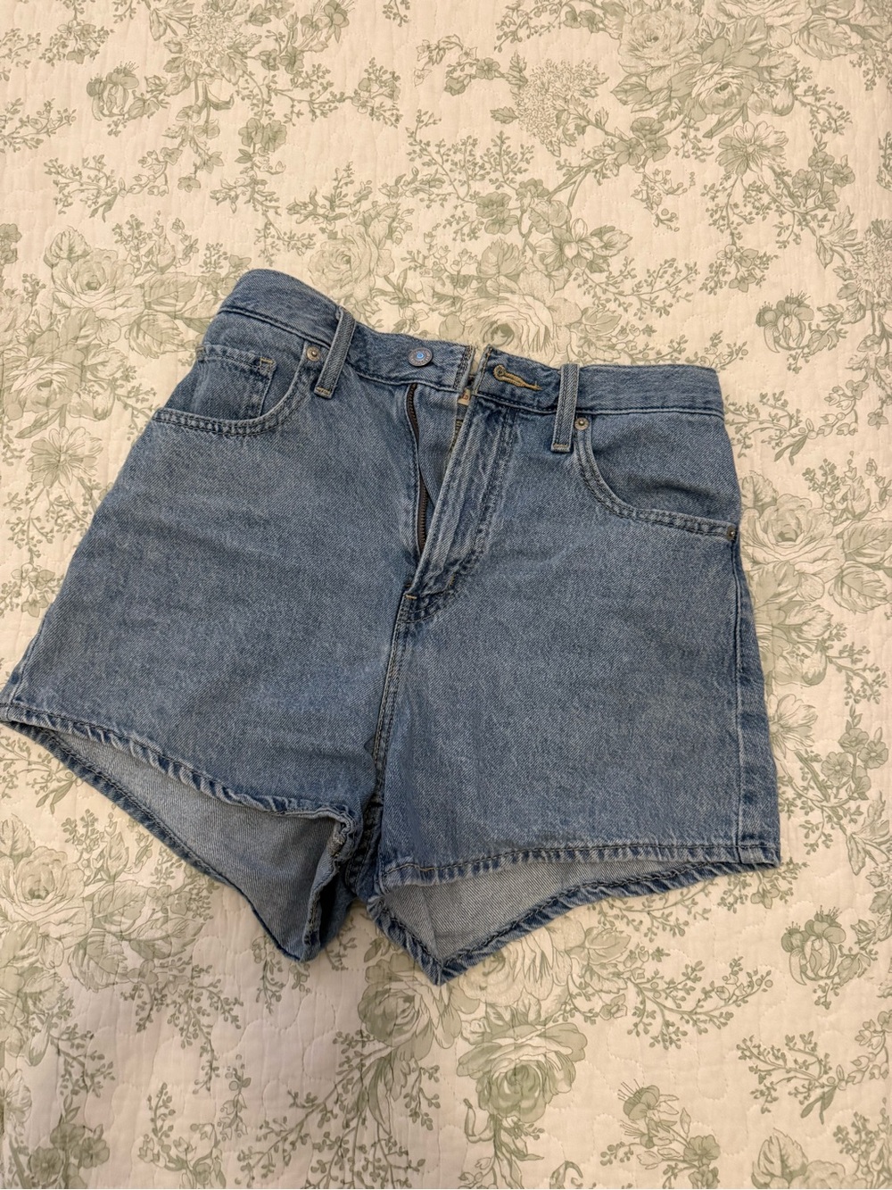 Levi's Light High-Waist Mom Shorts